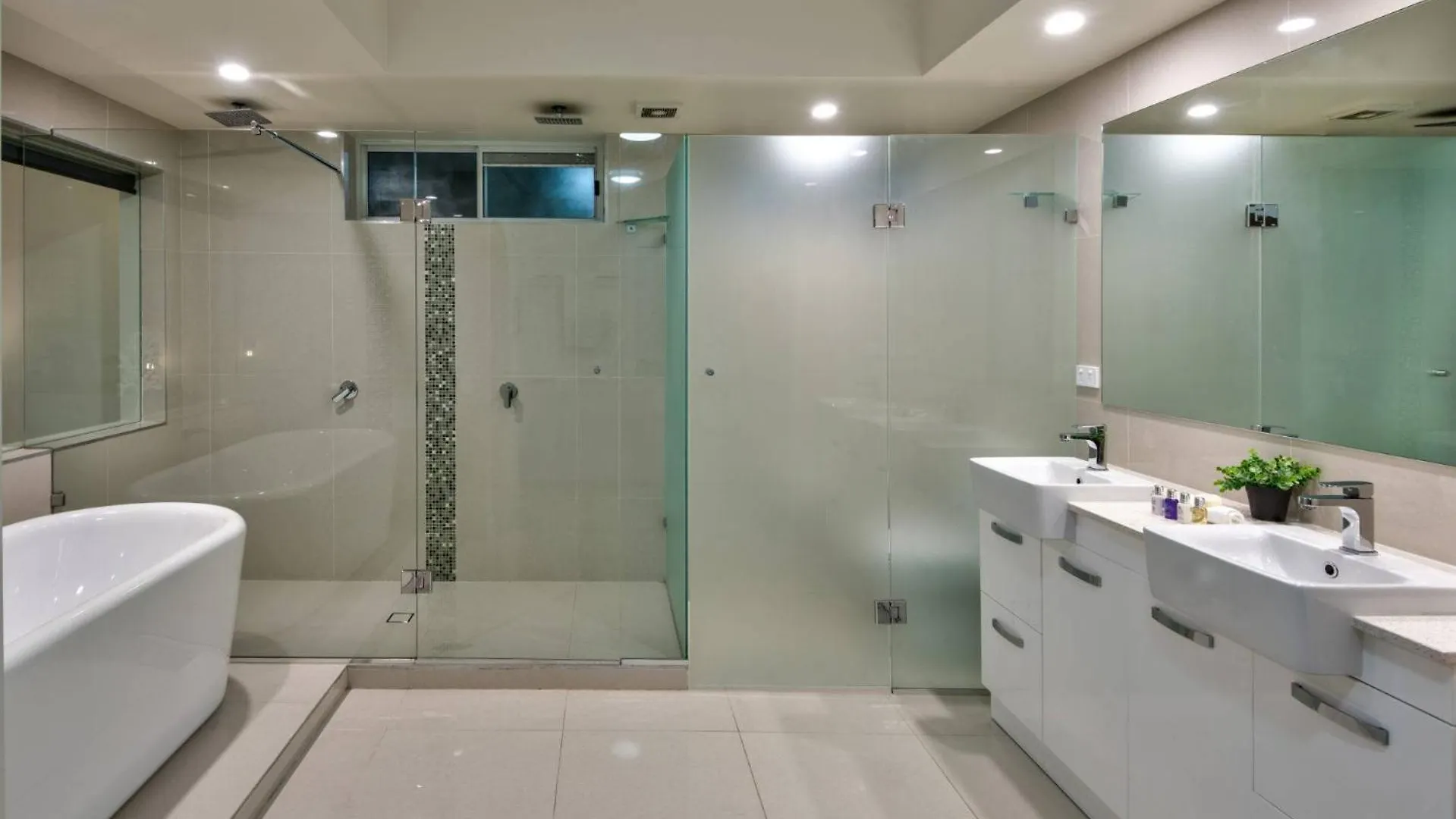Bella Vista East 3 Luxury Ocean Views Large Flat Grassed Area And Buggy Apartment Hamilton Island