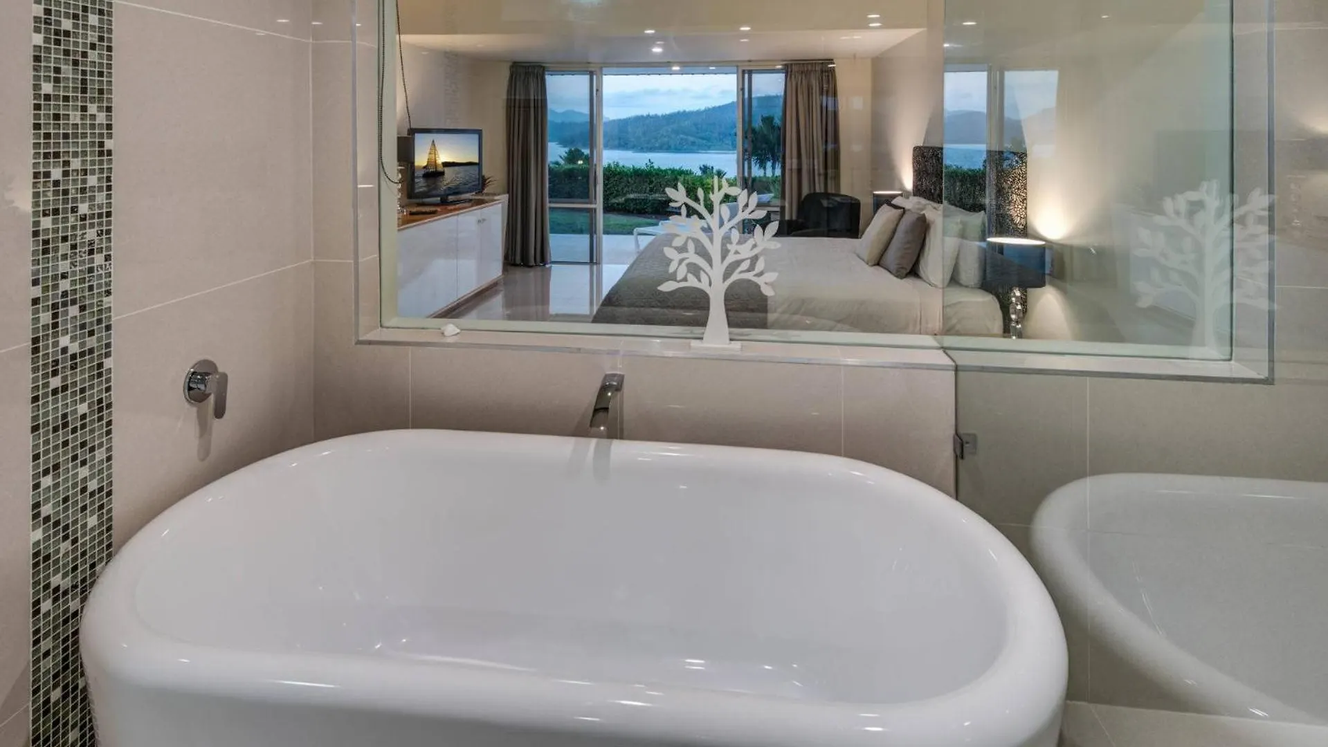 Bella Vista East 3 Luxury Ocean Views Large Flat Grassed Area And Buggy Apartment Hamilton Island Australia