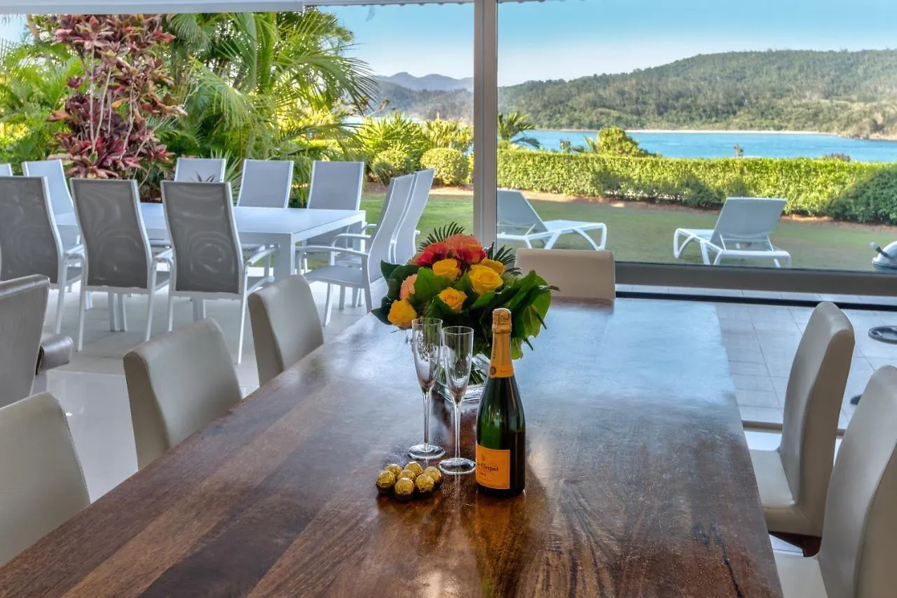 Bella Vista East 3 Luxury Ocean Views Large Flat Grassed Area And Buggy Apartment Hamilton Island